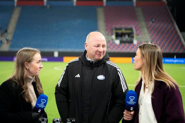 Football Women s Champions League, 2nd round Valerenga Wolfsburg Oslo 20251015 Valerenga s coach Nils Lexerod with TV2 s experts Christina Paulos left and Mimmi Löfwenius Veum after the Champions League football match between Valerenga and Wolfsburg at Intility Arena Photo Annika Byrde NTB Oslo Norway EDITORIAL USE ONLY RESTRICTED USE FOR BETTING COMPANIES  Copyright: xAnnikaxByrdex xNTBx