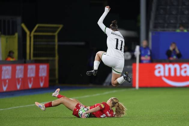 251015 UWCL OH Leuven vs FC Twente Sophie Proost (19) of FC Twente and Ioanna Papatheodorou (11) of OH Leuven pictured during the soccer match between OH Leuven (BEL) and FC Twente (NED), 2025-2026 season of UEFA Women s Champions League , on Wednesday 15 October 2025 in LEUVEN , Belgium . PHOTO SPORTPIX Sevil Oktem LEUVEN DEN DREEF Vlaams-Brabant Belgium  Copyright: xSportpix.bex xSevilxOktemxSevilxOktemx