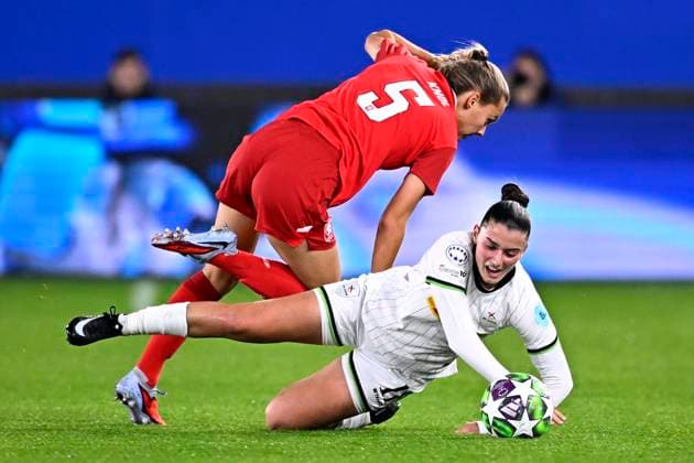 OH Leuven v FC Twente - UEFA Women s Champions League LEUVEN, BELGIUM - OCTOBER 15 : Knol Anna defender of Twente and Papatheodorou Ioanna forward of OH Leuven during the UEFA Women s Champions League 2025 26 League Phase MD2 match between OH Leuven and Twente on October 15, 2025 in Leuven, Belgium, 15 10 2025 Leuven Belgium  Copyright: xTomasxSiskx