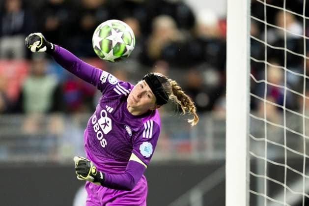 Football Women s Champions League, 2nd round Valerenga Wolfsburg Oslo 20251015 Valerenga s goalkeeper Tove Enblom saves during the Champions League football match between Valerenga and Wolfsburg at Intility Arena Photo Annika Byrde NTB Oslo Norway EDITORIAL USE ONLY RESTRICTED USE FOR BETTING COMPANIES  Copyright: xAnnikaxByrdex xNTBx