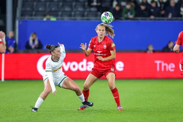 251015 UWCL OH Leuven vs FC Twente Ioanna Papatheodorou (11) of OH Leuven and Jaimy Ravensbergen (9) of FC Twente pictured during the soccer match between OH Leuven (BEL) and FC Twente (NED), 2025-2026 season of UEFA Women s Champions League , on Wednesday 15 October 2025 in LEUVEN , Belgium . PHOTO SPORTPIX Sevil Oktem LEUVEN DEN DREEF Vlaams-Brabant Belgium  Copyright: xSportpix.bex xSevilxOktemxSevilxOktemx