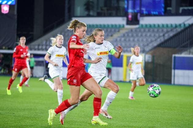 251015 UWCL OH Leuven vs FC Twente Eva Oude Elberink (14) of FC Twente and Julie Biesmans (30) of OH Leuven pictured during the soccer match between OH Leuven (BEL) and FC Twente (NED), 2025-2026 season of UEFA Women s Champions League , on Wednesday 15 October 2025 in LEUVEN , Belgium . PHOTO SPORTPIX Sevil Oktem LEUVEN DEN DREEF Vlaams-Brabant Belgium  Copyright: xSportpix.bex xSevilxOktemxSevilxOktemx
