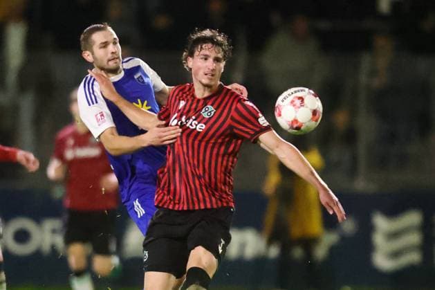 15.10.2025, Fussball, Herren, Regionalliga Nord, 8. Spieltag, BSV Kickers Emden - Hannover 96 II Marten Schmidt (blau 13 BSV Kickers Emden) im Zweikampf mit Ilias Ebnoutalib (4 Hannover 96 II)