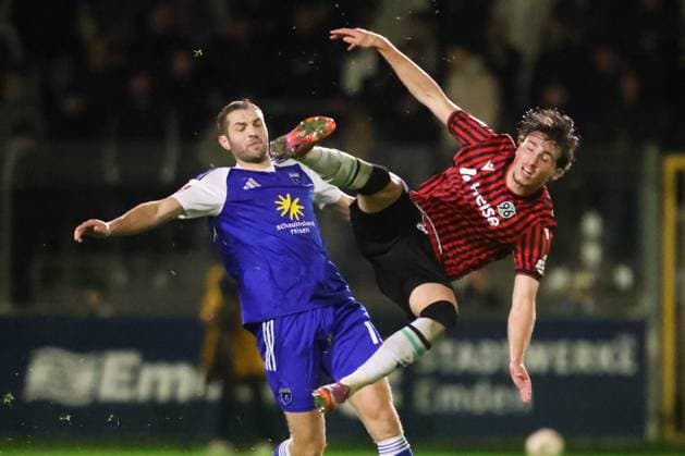 15.10.2025, Fussball, Herren, Regionalliga Nord, 8. Spieltag, BSV Kickers Emden - Hannover 96 II Marten Schmidt (blau 13 BSV Kickers Emden) im Zweikampf mit Ilias Ebnoutalib (4 Hannover 96 II)