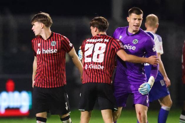 15.10.2025, Fussball, Herren, Regionalliga Nord, 8. Spieltag, BSV Kickers Emden - Hannover 96 II Jubel nach Schlusspfiff bei Hannover