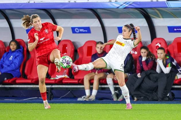 251015 UWCL OH Leuven vs FC Twente Alieke Tuin (11) of FC Twente and Virag Nagy (4) of OH Leuven pictured during the soccer match between OH Leuven (BEL) and FC Twente (NED), 2025-2026 season of UEFA Women s Champions League , on Wednesday 15 October 2025 in LEUVEN , Belgium . PHOTO SPORTPIX Sevil Oktem LEUVEN DEN DREEF Vlaams-Brabant Belgium  Copyright: xSportpix.bex xSevilxOktemxSevilxOktemx