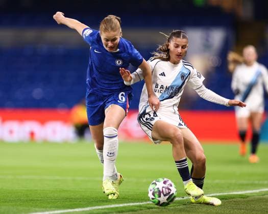 Chelsea v Paris Women 15 October 2025, London - UEFA Women s Champions League - Chelsea v Paris - Sjoeke Nusken of Chelsea and Anaele Le Moguedec of Paris - Photo: Jacques Feeney Offside. London UK Copyright: xJacquesxFeeneyx xOffsidexOffside