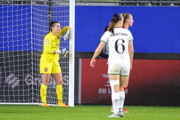 251015 UWCL OH Leuven vs FC Twente goalkeeper Diede Lemey (1) of FC Twente setting her wall during the soccer match between OH Leuven (BEL) and FC Twente (NED), 2025-2026 season of UEFA Women s Champions League , on Wednesday 15 October 2025 in LEUVEN , Belgium . PHOTO SPORTPIX Sevil Oktem LEUVEN DEN DREEF Vlaams-Brabant Belgium  Copyright: xSportpix.bex xSevilxOktemxSevilxOktemx