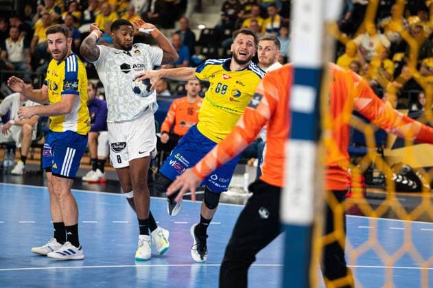 KIELCE 15.10.2025 MECZ 5. KOLEJKA LIGA MISTRZOW PILKA RECZNA MEZCZYZN SEZON 2025 2026 --- MENS HALDBALL EHF CHAMPIONS LEAGUE SEASON 2025 2026 MATCH: INDUSTRIA KIELCE - HBC NANTES ARKADIUSZ MORYTO O™BRIAN NYATEU ALEKS VLAH FOT. MICHAL TRZPIS 400MM.PL NEWSPIX.PL --- newspix.pl 