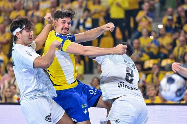 15.10.2025 KIELCE UL. BOCZNA ( POLAND ) PILKA RECZNA MEZCZYZN ( HANDBALL MEN S ) LIGA MISTRZOW - FAZA GRUPOWA ( MEN S EHF CHAMPIONS LEAGUE - GROUP PHASE ) MECZ INDUSTRIA KIELCE - HBC NANTES ( GAME ) NZ SHUICHI YOSHIDA SZYMON SICKO O BRIAN NYATEU FOTO MICHAL STANCZYK CYFRASPORT NEWSPIX.PL --- Newspix.pl  20251015CSMS0014