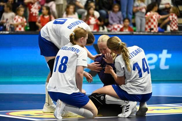Croatia, Sisak, 151025. Finnish player injured at the handball match of the 1st round of the European Women s Championship qualifiers, Croatia - Finland. Photo: Ronald Gorsic CROPIX Copyright: xxRonaldxGorsicx xCROPIXx hrvatska_finska59-151025