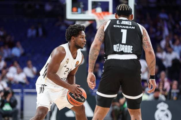 October 15, 2025, Madrid, Madrid, SPAIN: Andres Feliz of Real Madrid and Carlik Jones of Partizan in action during the EuroLeague Regular Season Round 4 match between Real Madrid and Partizan Mozzart Bet Belgrade at Movistar Arena on October 15, 2025 in Madrid, Spain. Madrid SPAIN - ZUMAa181 20251015_zaa_a181_034 Copyright: xIrinaxR.xHipolitox