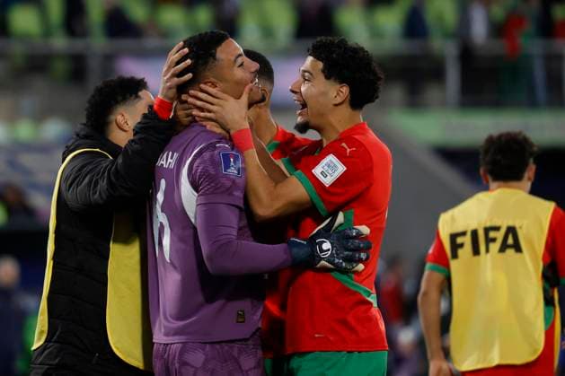 Futbol, Marruecos vs Francia. Mundial sub 20, Chile 2025. El jugador de Marruecos, Abdelhakim Mesbahi, celebra con sus companeros tras un partido de semifinal del mundial sub 20 contra Francia realizado en el estadio Elias Figueroa de Valparaiso, Chile. 15 10 2025 Sebastian Cisternas Photosport Football, Morocco vs France. U-20 World Cup Championship. Morocco™s player, Abdelhakim Mesbahi, celebrates with temmates after a semifinal match of the U-20 World Cup against France at the Elias Figueroa stadium in Valparaiso, Chile. 15 10 2025 Sebastian Cisternas Photosport Marruecos vs Francia. Mundial sub 20, Chile 2025
