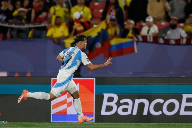 Futbol, Argentina vs Colombia. Mundial sub 20, Chile 2025. El jugador de Argentina Mateo Silvetti celebra tras marcar un gol contra Colombia durante el partido de la semifinal del mundial sub 20 disputado en el estadio Nacional de Santiago, Chile. 15 10 2025 Andres Pina Photosport Football, Argentina vs Colombia. U-20 World Cup Championship. Argentina™s player Mateo Silvetti celebrates after scoring against Colombia during a U-20 World Cup semifinal match, at the Nacional stadium in Santiago, Chile. 15 10 2025 Andres Pina Photosport Argentina vs Colombia, mundial sub 20 Chile 2025 