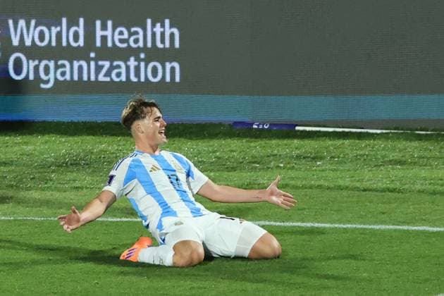 Futbol, Argentina vs Colombia. Mundial sub 20, Chile 2025. El jugador de Argentina Mateo Silvetti, celebra tras marcar un gol contra Colombia durante un partido de semifinal del mundial sub 20 disputado en el estadio Nacional de Santiago, Chile. 15 10 2025 Dragomir Yankovic Photosport Football, Argentina vs Colombia. U-20 World Cup Championship. ArgentinaÕs player Mateo Silvetti, celebrates after scoring against Colombia during a semifinal match of the U-20 World Cup at the Nacional stadium in Santiago, Chile. 15 10 2025 Dragomir Yankovic Photosport Argentina vs Colombia, mundial sub 20 Chile 2025 