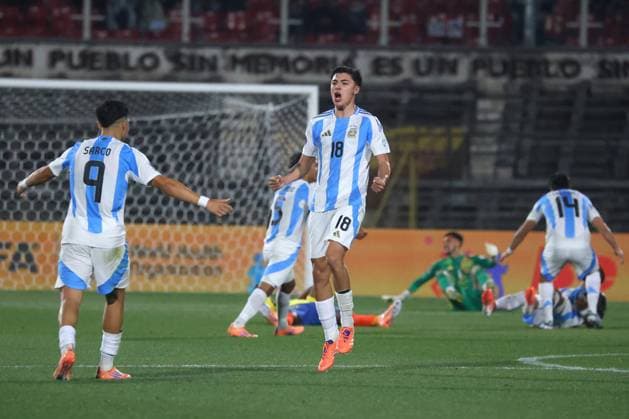 Futbol, Argentina vs Colombia. Mundial sub 20, Chile 2025. Los jugadores de Argentina celebran el triunfo durante un partido de semifinal del mundial sub 20 contra Colombia disputado en el estadio Nacional de Santiago, Chile. 15 10 2025 Jonnathan Oyarzun Photosport Football, Argentina vs Colombia. U-20 World Cup Championship. Argentina™s players reacts after winning during a semifinal match of the U-20 World Cup against Colombia at the Nacional stadium in Santiago, Chile. 15 10 2025 Jonnathan Oyarzun Photosport Argentina vs Colombia, mundial sub 20 Chile 2025 