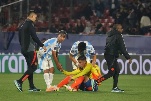 Futbol, Argentina vs Colombia. Mundial sub 20, Chile 2025. Los jugadores de Colombia lamentan la derrota durante un partido de semifinal del mundial sub 20 contra Argentina disputado en el estadio Nacional de Santiago, Chile. 15 10 2025 Jonnathan Oyarzun Photosport Football, Argentina vs Colombia. U-20 World Cup Championship. Colombia™s players reacts after loosing during a semifinal match of the U-20 World Cup against Argentina at the Nacional stadium in Santiago, Chile. 15 10 2025 Jonnathan Oyarzun Photosport Argentina vs Colombia, mundial sub 20 Chile 2025 