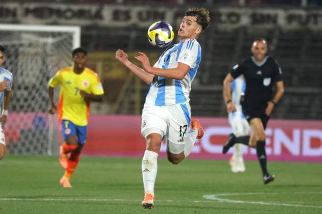 Futbol, Argentina vs Colombia. Mundial sub 20, Chile 2025. El jugador de Argentina Mateo Silvetti es fotografiado durante un partido de semifinal del mundial sub 20 contra Colombia disputado en el estadio Nacional de Santiago, Chile. 15 10 2025 Jonnathan Oyarzun Photosport Football, Argentina vs Colombia. U-20 World Cup Championship. Argentina™s player Mateo Silvetti is pictured during a semifinal match of the U-20 World Cup against Colombia at the Nacional stadium in Santiago, Chile. 15 10 2025 Jonnathan Oyarzun Photosport Argentina vs Colombia, mundial sub 20 Chile 2025 