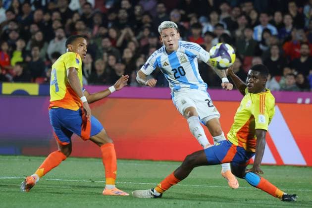 Futbol, Argentina vs Colombia. Mundial sub 20, Chile 2025. El jugador de Argentina Gianluca Prestianni es fotografiado durante un partido de semifinal del mundial sub 20 contra Colombia disputado en el estadio Nacional de Santiago, Chile. 15 10 2025 Jonnathan Oyarzun Photosport Football, Argentina vs Colombia. U-20 World Cup Championship. Argentina™s player Gianluca Prestianni is pictured during a semifinal match of the U-20 World Cup against Colombia at the Nacional stadium in Santiago, Chile. 15 10 2025 Jonnathan Oyarzun Photosport Argentina vs Colombia, mundial sub 20 Chile 2025 