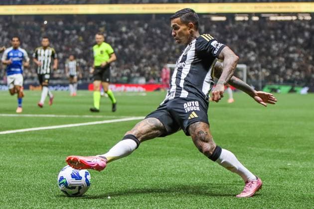 Chuva em São Paulo SaO PAULO, SP - 15.10.2025: CHUVA EM SaO PAULO - Striker Dudu in the match between AtlÃ tico Mineiro x Cruzeiro for the 28th round of the 2025 Brazilian Championship, at Arena MRV in Belo Horizonte, this Wednesday night (15). (Photo: Allan Calisto Fotoarena) x2824816x  AllanxCalisto