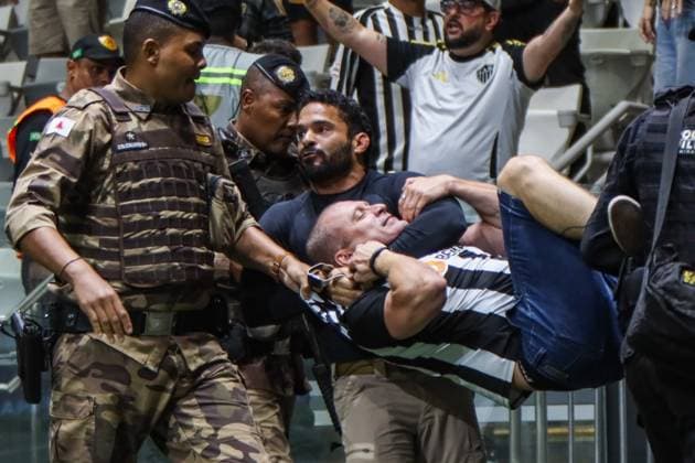 Chuva em São Paulo SaO PAULO, SP - 15.10.2025: CHUVA EM SaO PAULO - Fan arrested by the Police at the match between AtlÃ tico Mineiro x Cruzeiro for the 28th round of the 2025 Brazilian Championship, at Arena MRV in Belo Horizonte, this Wednesday night (15). (Photo: Allan Calisto Fotoarena) x2824936x  AllanxCalisto