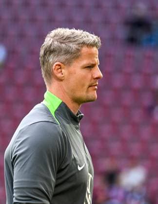GER, 1. FBL, FC Augsburg vs VfL Wolfsburg 04.10.2025, WWK-Arena, Augsburg, GER, 1. FBL, FC Augsburg vs VfL Wolfsburg, im Bild Christian Clarup (VfL Wolfsburg)