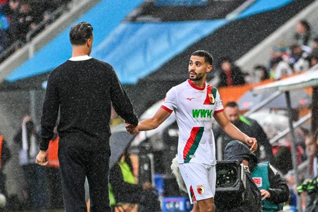 GER, 1. FBL, FC Augsburg vs VfL Wolfsburg 04.10.2025, WWK-Arena, Augsburg, GER, 1. FBL, FC Augsburg vs VfL Wolfsburg, im Bild Sandro Wagner (FC Augsburg), Elias Saad (FC Augsburg, 26), Auswechslung *** GER, 1 FBL, FC Augsburg vs VfL Wolfsburg 04 10 2025, WWK Arena, Augsburg, GER, 1 FBL, FC Augsburg vs VfL Wolfsburg, in the picture Sandro Wagner FC Augsburg , Elias Saad FC Augsburg, 26 , Substitution nordphotoxGmbHx xHafner nph00200