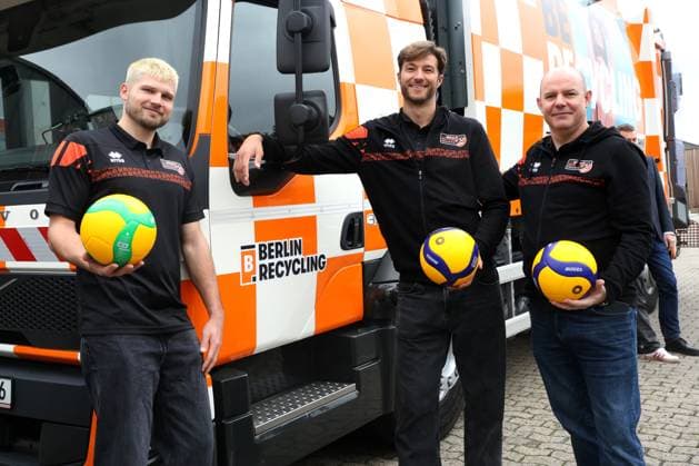 DEU, DVV, 1.VBL, BR Volleys, Eoeffnungs-PK, 16.10.2025, berlin, Berlin, DEU, DVV, 1.VBL, BR Volleys, Eoeffnungs-PK, im Bild Ruben Schott (BR Volleys 13), Matthew Knigge (BR Volleys 2), Trainer Joel Banks (BR Volleys)