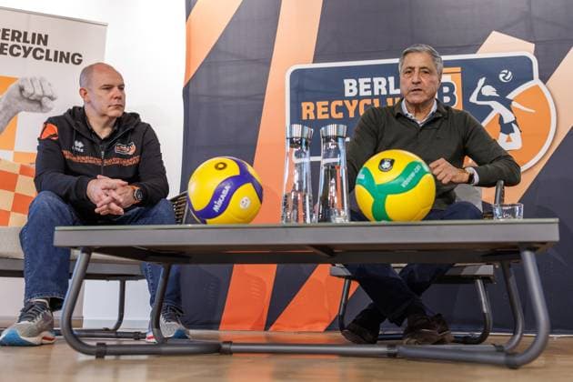 Volleyball: Bundesliga, Saisonauftakt-Pressekonferenz der BR Volleys im Firmensitz der Berlin Recycling GmbH in Berlin am 16.10.2025. Kaweh Niroomand und Joel Banks sprechen zu den Anwesenden. Volleyball: Bundesliga, Fototermin BR Volleys,Saisonauftakt-Pressekonferenz