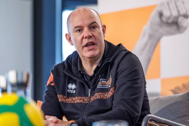 Volleyball: Bundesliga, Saisonauftakt-Pressekonferenz der BR Volleys im Firmensitz der Berlin Recycling GmbH in Berlin am 16.10.2025. Trainer Joel Banks (BR Volleys) spricht zu den Anwesenden. Volleyball: Bundesliga, Fototermin BR Volleys,Saisonauftakt-Pressekonferenz