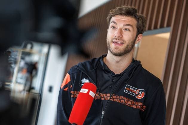 Volleyball: Bundesliga, Saisonauftakt-Pressekonferenz der BR Volleys im Firmensitz der Berlin Recycling GmbH in Berlin am 16.10.2025. Matthew Knigge (BR Volleys) spricht im Interview. Volleyball: Bundesliga, Fototermin BR Volleys,Saisonauftakt-Pressekonferenz