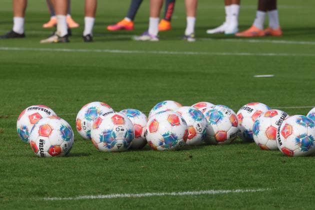 Ball, Derbystar, Rasen, Spieler, Symbol, Symbolbild, Symbolfoto, Fussball FC Bayern München Training an der Säbenerstrasse 14.10.2025 FOTO: Mladen Lackovic LakoPress