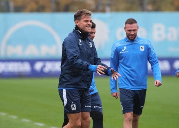 Fussball, Herren, 3.Liga, Saison 2025 2026, TSV 1860 München, Training Florian Niederlechner (TSV 1860 München) lächelnd, grinsend