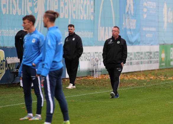Fussball, Herren, 3.Liga, Saison 2025 2026, TSV 1860 München, Training Markus Kauczinski, Trainer (TSV 1860 München) geht über den Trainingsplatz