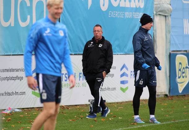 Fussball, Herren, 3.Liga, Saison 2025 2026, TSV 1860 München, Training Markus Kauczinski, Trainer (TSV 1860 München) geht über den Trainingsplatz