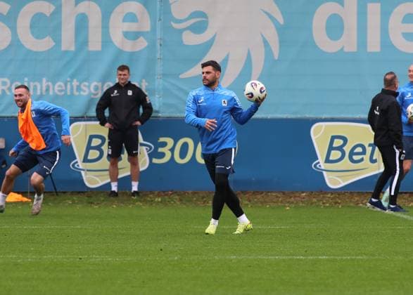 Fussball, Herren, 3.Liga, Saison 2025 2026, TSV 1860 München, Training Kevin Volland (TSV 1860 München) mit einem Ball in der linken Hand