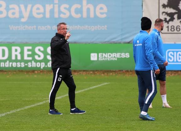 Fussball, Herren, 3.Liga, Saison 2025 2026, TSV 1860 München, Training Markus Kauczinski, Trainer (TSV 1860 München) spricht zur Mannschaft, Zeigefinger, erklären