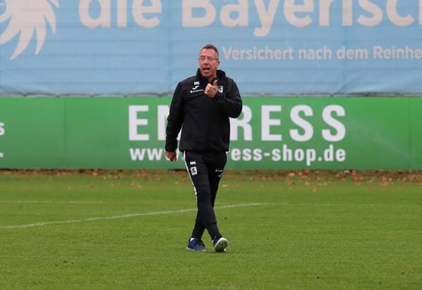 Fussball, Herren, 3.Liga, Saison 2025 2026, TSV 1860 München, Training Markus Kauczinski, Trainer (TSV 1860 München) spricht zur Mannschaft, erklären, Daumen hoch, aufzählen