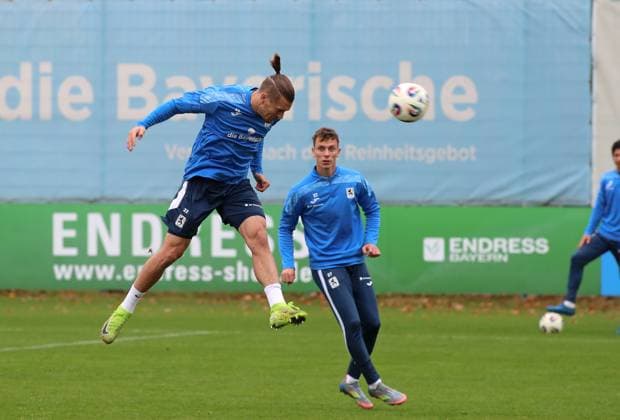 Fussball, Herren, 3.Liga, Saison 2025 2026, TSV 1860 München, Training Sigurd Haugen (TSV 1860 München) springt zu einem Kopfball hoch