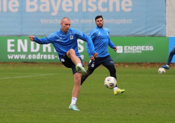 Fussball, Herren, 3.Liga, Saison 2025 2026, TSV 1860 München, Training Lasse Faßmann Fassmann (TSV 1860 München) springt in einen Ball hier beim Torschuss