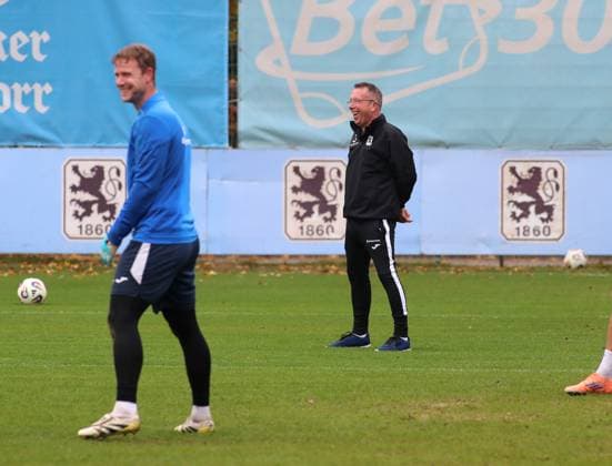 Fussball, Herren, 3.Liga, Saison 2025 2026, TSV 1860 München, Training Markus Kauczinski, Trainer (TSV 1860 München) lachend, lacht, lustig, Spass haben
