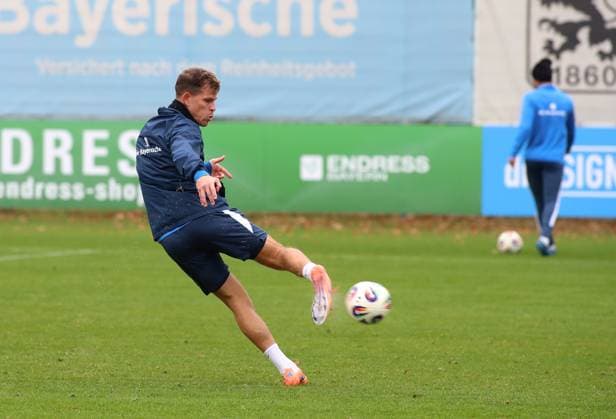 Fussball, Herren, 3.Liga, Saison 2025 2026, TSV 1860 München, Training Florian Niederlechner (TSV 1860 München) bei einem Volley Torschuss