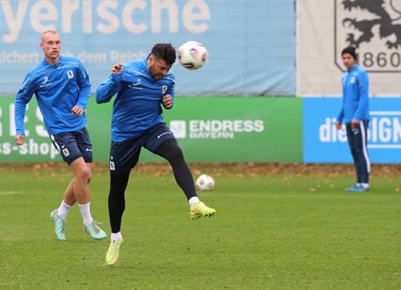 Fussball, Herren, 3.Liga, Saison 2025 2026, TSV 1860 München, Training Kevin Volland (TSV 1860 München) bei einem Kopfball aufs Tor