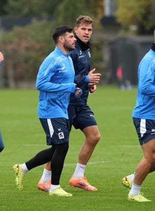 Fussball, Herren, 3.Liga, Saison 2025 2026, TSV 1860 München, Training Kevin Volland (TSV 1860 München) (li.) mit Florian Niederlechner (TSV 1860 München) (re.) gemeinsam beim Laufen