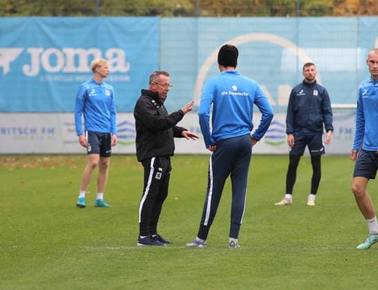 Fussball, Herren, 3.Liga, Saison 2025 2026, TSV 1860 München, Training Markus Kauczinski, Trainer (TSV 1860 München) (li.) mit Samuel Althaus (TSV 1860 München) (re.) im Einzelgespräch auf dem Platz