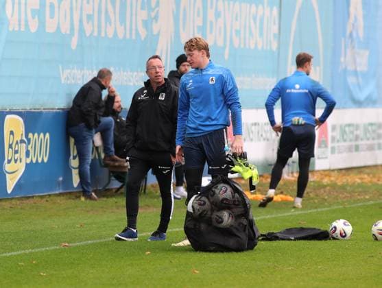 Fussball, Herren, 3.Liga, Saison 2025 2026, TSV 1860 München, Training Markus Kauczinski, Trainer (TSV 1860 München) (li.) mit Paul Bachmann (TSV 1860 München) (re.) im Einzelgespräch auf dem Platz