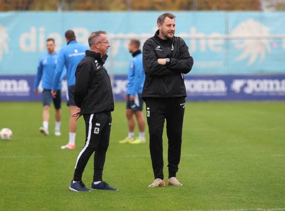 Fussball, Herren, 3.Liga, Saison 2025 2026, TSV 1860 München, Training Markus Kauczinski, Trainer (TSV 1860 München) (li.) mit Markus Brzenska, Co-Trainer (TSV 1860 München) (re.) zusammen stehend auf dem Platz