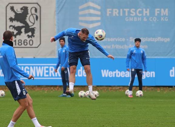 Fussball, Herren, 3.Liga, Saison 2025 2026, TSV 1860 München, Training Patrick Hobsch (TSV 1860 München) springt zu einem Kopfball hoch
