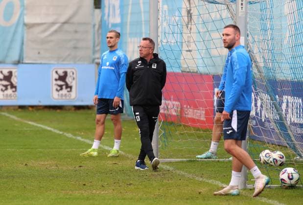 Fussball, Herren, 3.Liga, Saison 2025 2026, TSV 1860 München, Training Markus Kauczinski, Trainer (TSV 1860 München) mit Blick nach rechts, schauen, beobachten