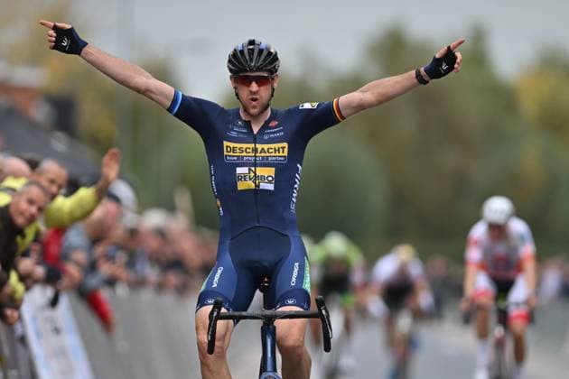 Belgian Toon Aerts celebrates as he crosses the finish line to win the men s elite race of the Kermiscross cyclocross cycling event in Ardooie, Thursday 16 October 2025. LUCxCLAESSEN  x136971696x